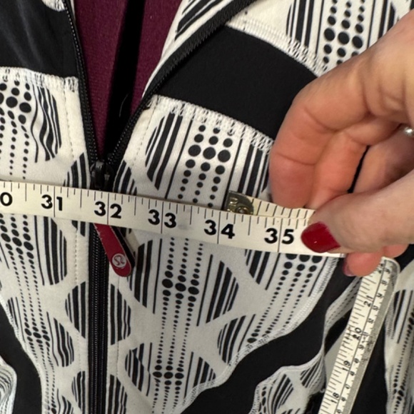 LuLuLemon Women's Black & White Jacket - Picture 6 of 10